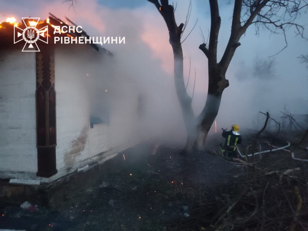 На Рівненщині рятувальники декілька годин гасили масштабну пожежу: є жертви 2 Трагедія на Березнівщині