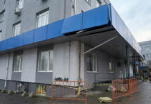 У Рівному на Карнаухова негода пошкодила будівлю: небезпека для перехожих (ВІДЕО) У Рівному на Карнаухова негода пошкодила будівлю