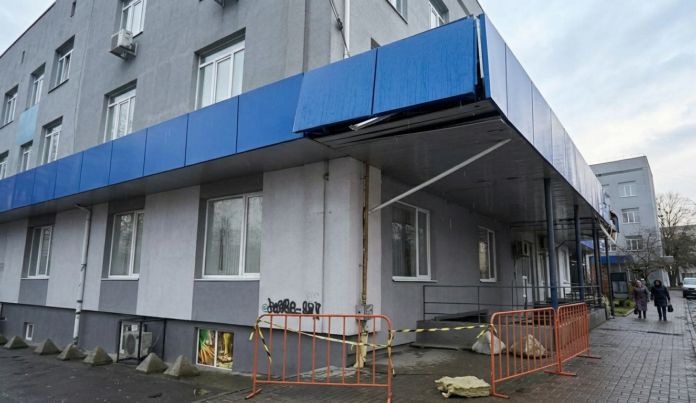 У Рівному на Карнаухова негода пошкодила будівлю