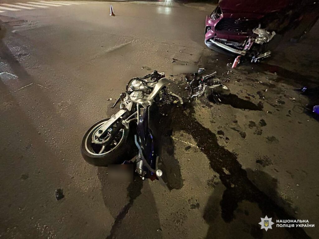 Нічна аварія на Соборній у Рівному: водій у тяжкому стані 3 Зіткнулися авто і мотоцикл рівне