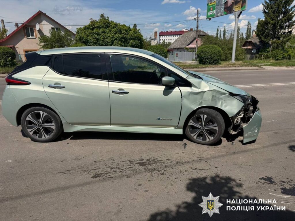 У Рівному водій авто перетнув подвійну суцільну і збив мотоцикліста 1 Автомобіль Nissan Leaf із механічними ушкодженнями
