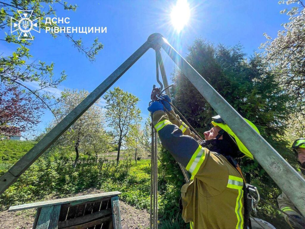 Трагедія у Шпанові: рятувальники дістали з колодязя тіло чоловіка 2 Чоловік впав у колодязь