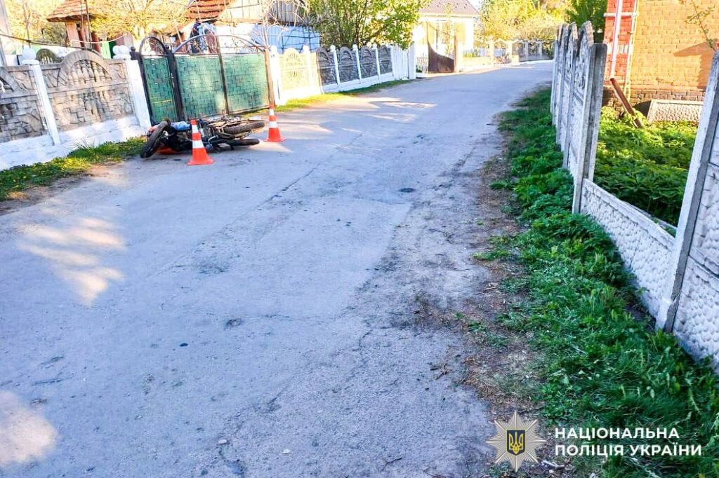Без шоломів та напідпитку: на Дубенщині мотоцикліст врізався у паркан (ФОТО) 1