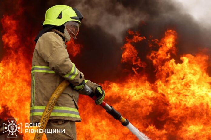 Ліквідація пожежі на підприємстві після атаки дрон Ранковий удар по Рівненщині