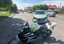 У Рівному водій авто перетнув подвійну суцільну і збив мотоцикліста водій авто перетнув подвійну суцільну