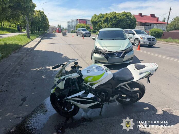 Місце дорожньо-транспортної пригоди у Рівному водій авто перетнув подвійну суцільну