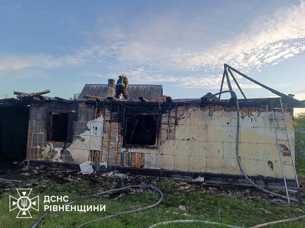 На Рівненщині вщент згорів житловий будинок: є жертви 3 Місце трагедії на Рівненщині