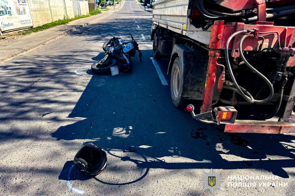ДТП на вулиці Білій у Рівному: мотоцикліст протаранив три авто та опинився в лікарні 1 Мотоцикліст протаранив три авто у Рівному