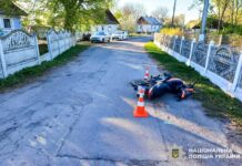 Без шоломів та напідпитку: на Дубенщині мотоцикліст врізався у паркан (ФОТО) На Дубенщині мотоцикліст врізався у паркан