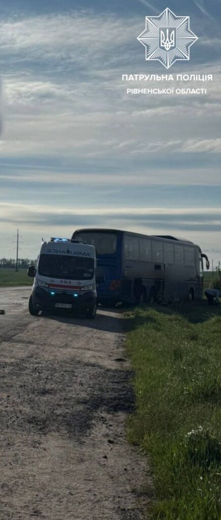ДТП на трасі Н-22 біля Зорі: зіткнулися автобус та мікроавтобус 2 На місці ДТП працює швидка