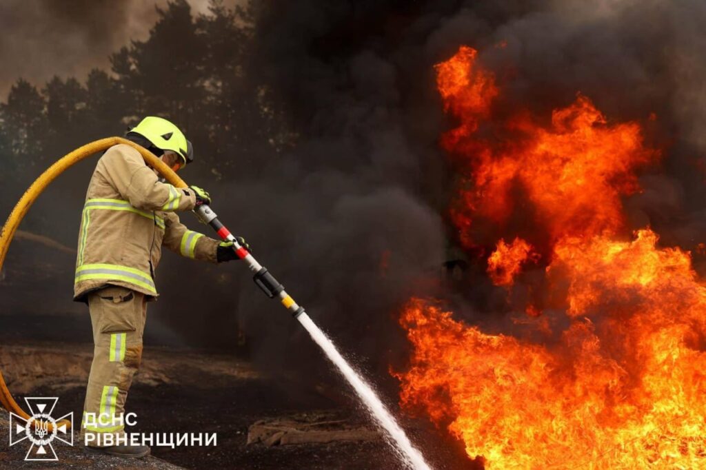 Ранковий удар по Рівненщині: з'явилися перші фото з місця вибухів 1 Наслідки влучання ворожого БпЛА на Рівненщині