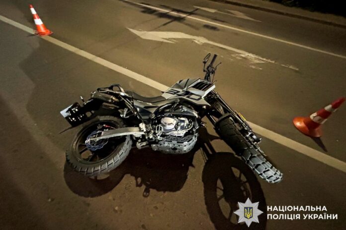 Понівечений мотоцикл на дорозі аварія на Соборній