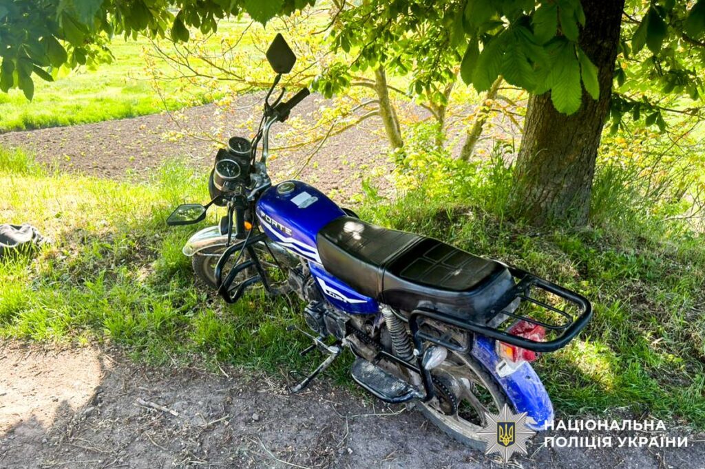 Пошкоджений мотоцикл після аварії у Перемилівці