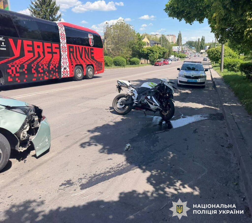 У Рівному водій авто перетнув подвійну суцільну і збив мотоцикліста 3 Пошкоджений після зіткнення мотоцикл Honda