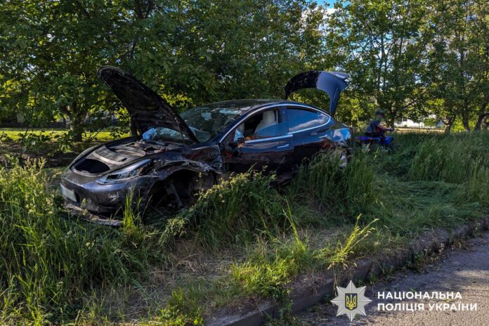 Потрощена Tesla на узбіччі після зіткнення масштабна потрійна ДТП