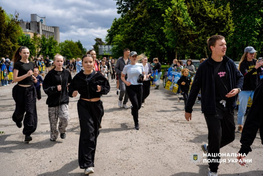 Патріотичний забіг у Рівному: 1514 метрів у пам'ять про полеглих захисників 2 Рівненські поліцейські та ветерани беруть участь у