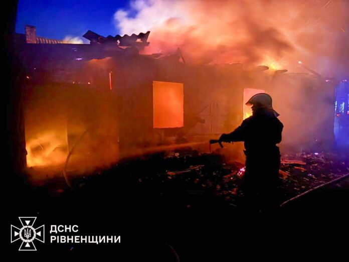 Робота рятувальників ДСНС вщент згорів житловий будинок