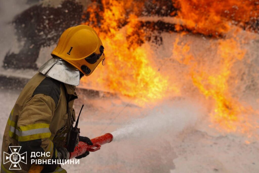 Ранковий удар по Рівненщині: з'явилися перші фото з місця вибухів 2 Робота вогнеборців на місці ранкової надзвичайної