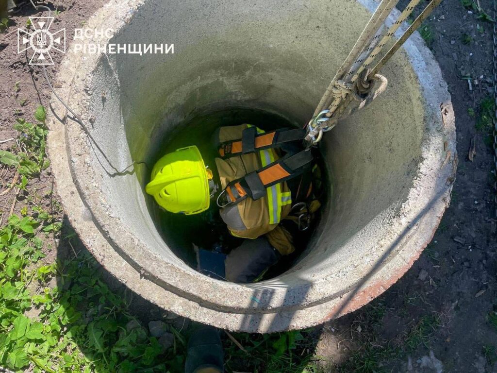 Трагедія у Шпанові: рятувальники дістали з колодязя тіло чоловіка 3 Рятувальники дістали мертвого чоловіка з колодязя