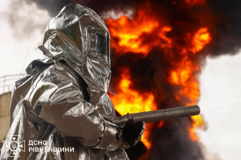 Ранковий удар по Рівненщині: з'явилися перші фото з місця вибухів 3 Рятувальники ДСНС працюють на місці вибухів