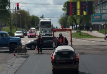 На одній з вулиць Рівного вкладають шар нового асфальту шар нового асфальту