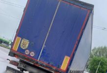 У Рівному випав вантаж під час руху авто випав вантаж