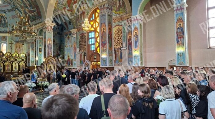 У Покровському соборі зараз прощання з ексзаступником міського голови Рівного Миколою Дядюсем У Покровському соборі зараз прощання з ексзаступником міського голови Рівного Миколою Дядюсем
