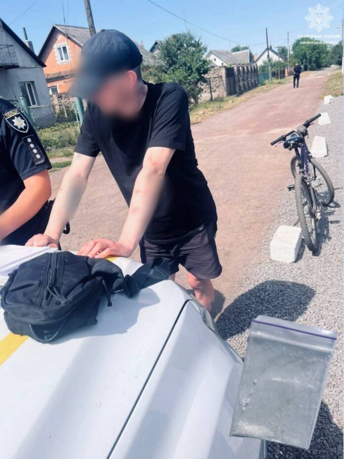 Дубенські патрульні виявили у чоловіка речовину, схожу на наркотичну
