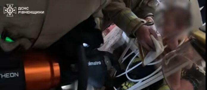 Дитина застрягла в металевій огорожі бійці ДСНС рятували малюка