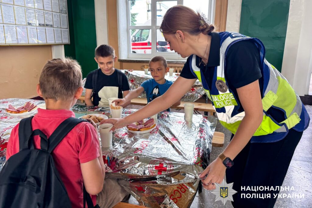 Зібрали життя в кілька торбин: у Рівному зустріли дев'ятий евакуаційний потяг 2 Евакуйовані діти та дорослі на пероні у Рівному
