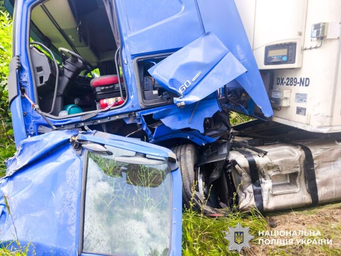 зіткнулися вантажівка та авто поліції