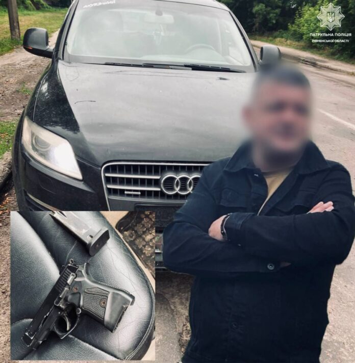 Сарненські патрульні у водія виявили зброю без документів Сарненські патрульні у водія виявили зброю без документів