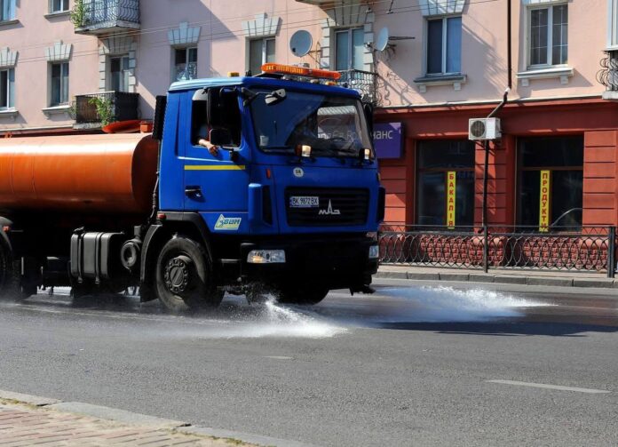 У Рівному здійснюють полив міських автошляхів