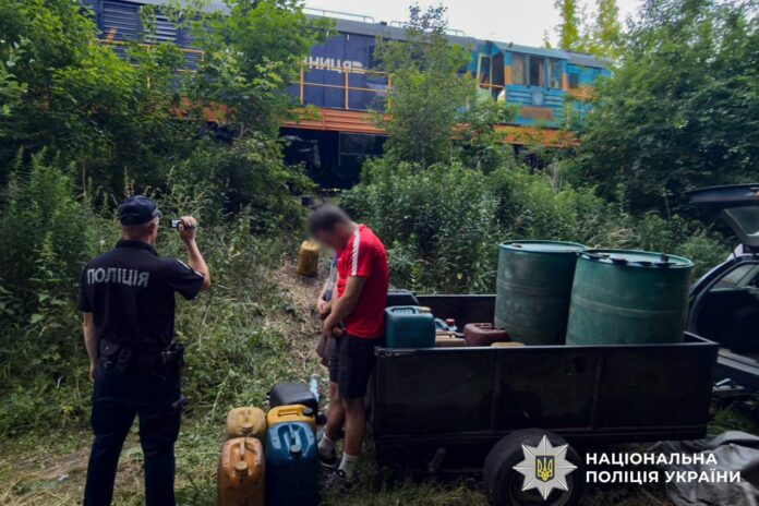 На Рівненщині поліцейські затримали двох зловмисників, які з локомотиву викрали майже тону дизпалива