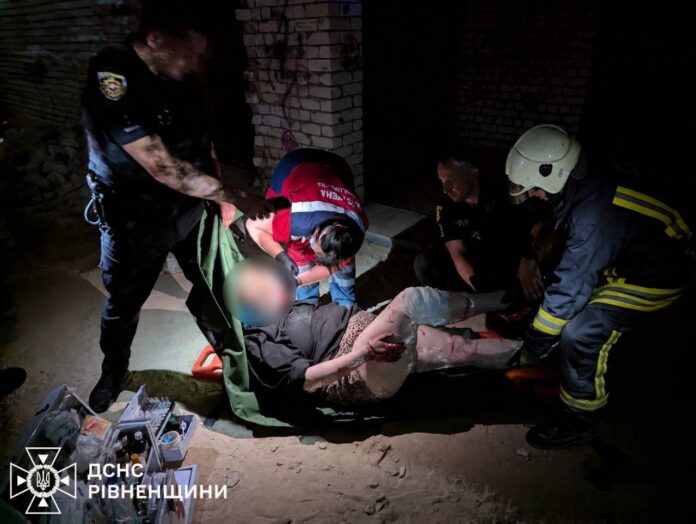 У Вараші рятувальники дістали жінку з ліфтової шахти недобудови