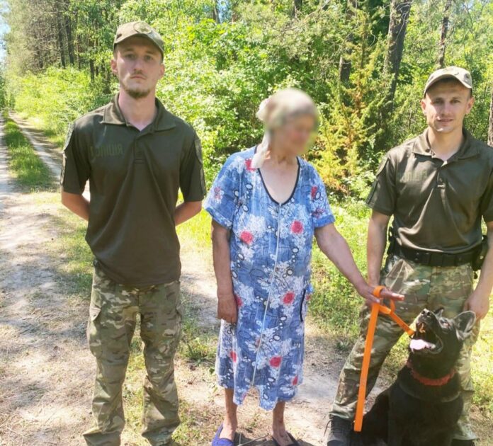 кінологи врятували 75-річну жінку