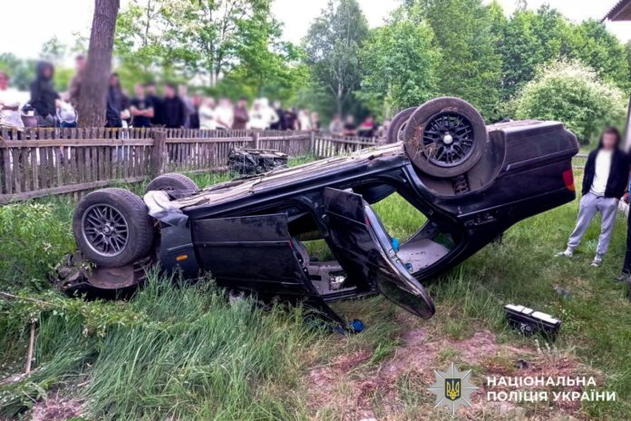 На Рокитнівщині 17-річна водійка не впоралась з керуванням та перекинулася