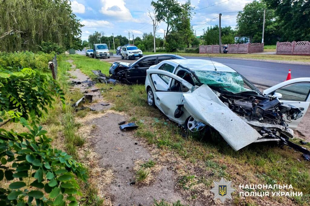 Наслідки лобового зіткнення Renault та BMW у Новоу