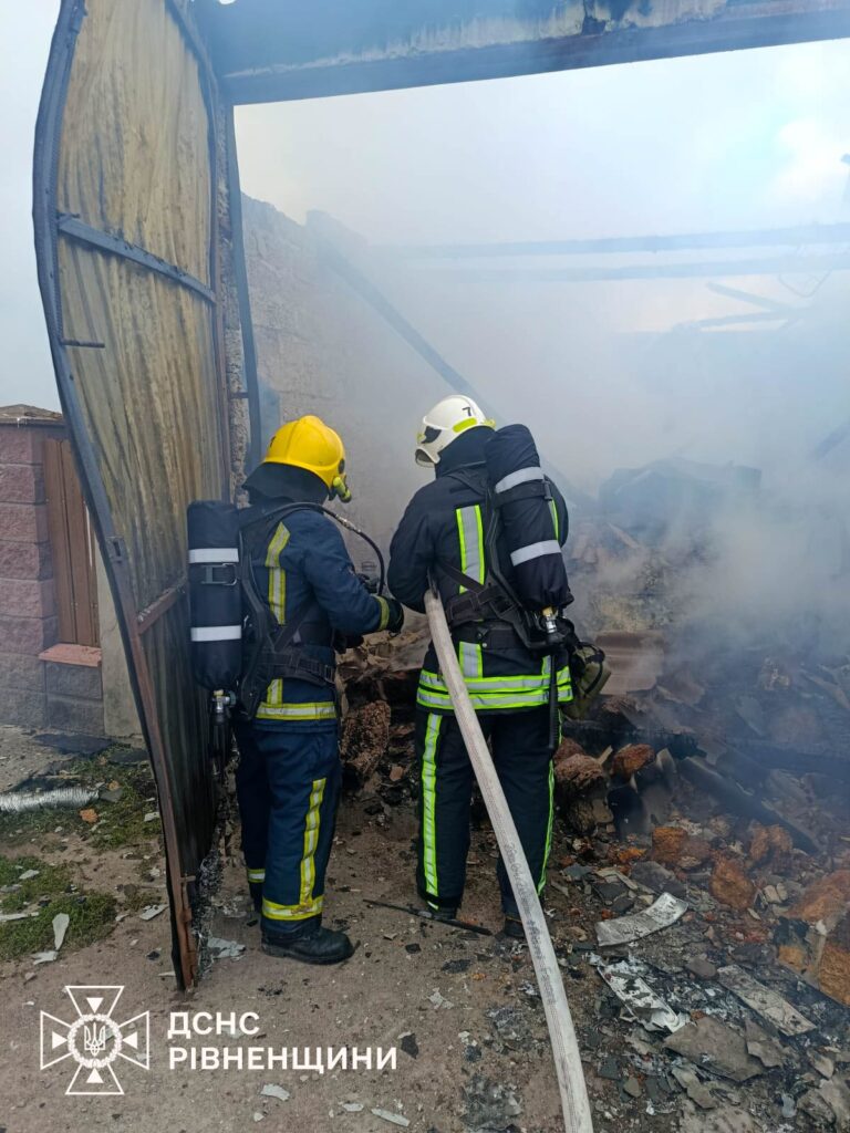 Масштабна пожежа на Дубенщині: рятувальники відвоювали у вогню два житлові будинки 1 Наслідки масштабної пожежі в Дубенському районі