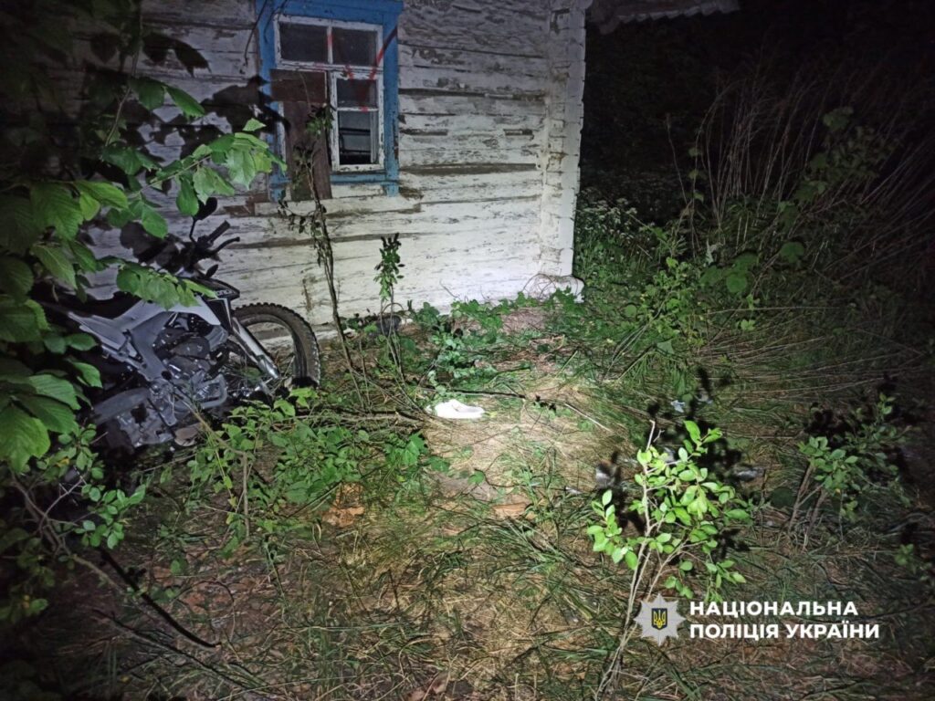 У Вараському районі підлітки на мотоциклі врізалися в будинок: обоє у лікарні 2 Наслідки нічної аварії у селі Рудка
