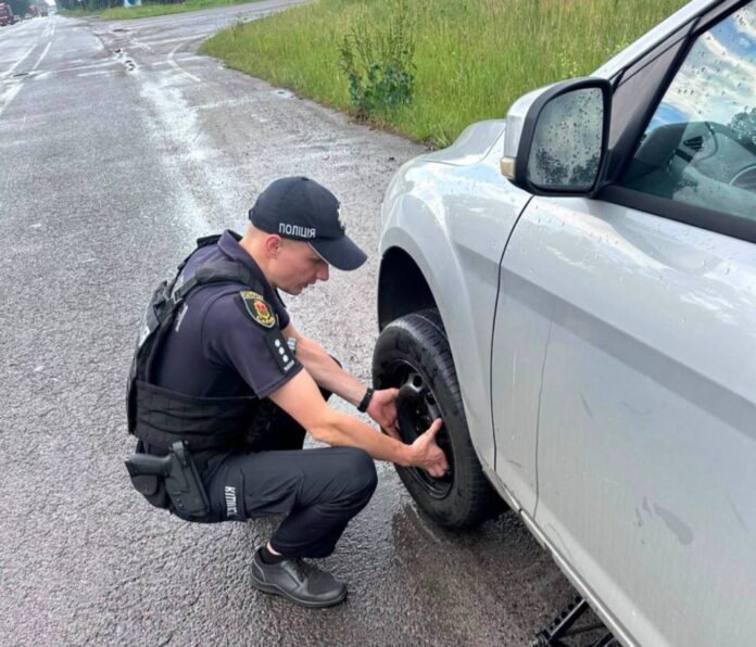 Патрульні допомагають водіям на дорогах Рівненщини допомагають водіям на дорогах Рівненщини