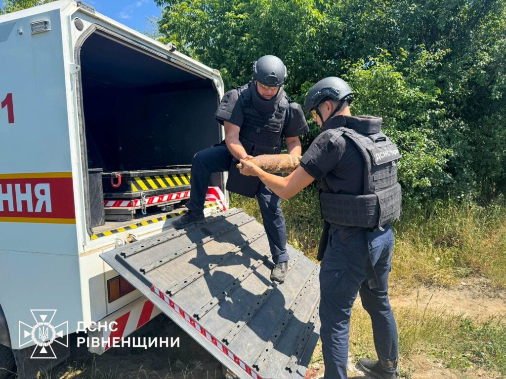 3 артилерійські снаряди піротехніки знищили на Дубенщині 1