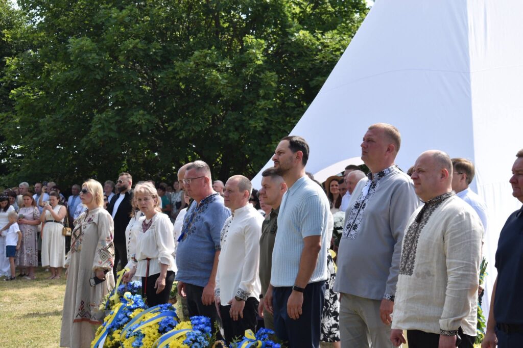 Покладання квітів до могил оборонців