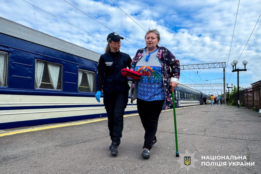 Зібрали життя в кілька торбин: у Рівному зустріли дев'ятий евакуаційний потяг 1 Поліцейські допомагають переселенцям на вокзалі