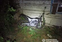 У Вараському районі підлітки на мотоциклі врізалися в будинок: обоє у лікарні підлітки на мотоциклі