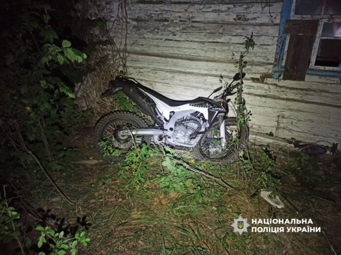 Пошкоджений мотоцикл Loncin на місці ДТП підлітки на мотоциклі