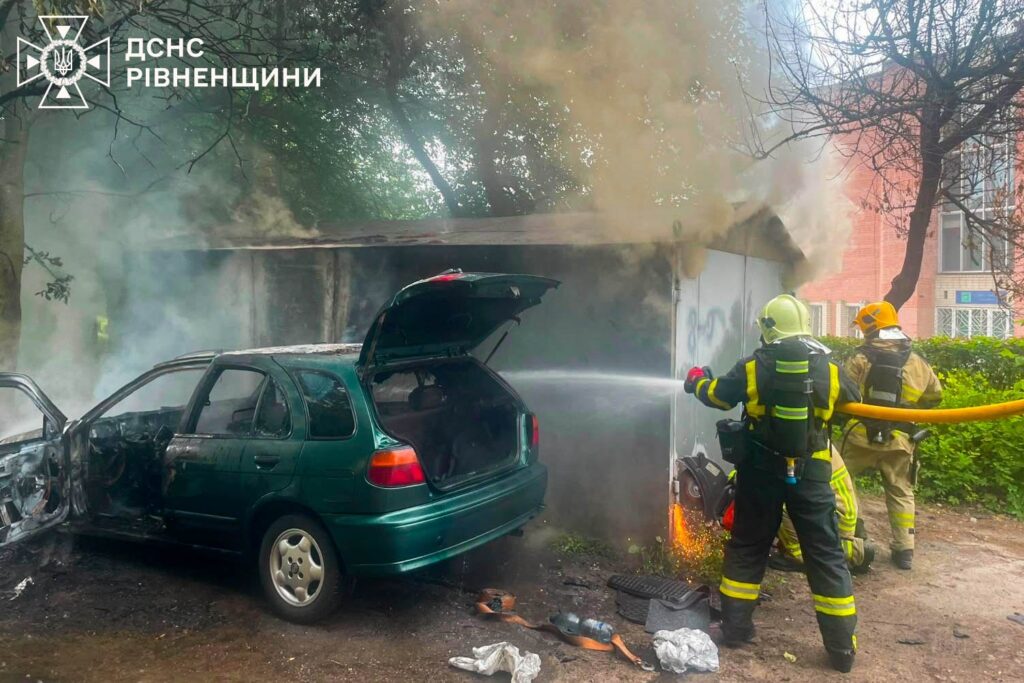 У Рівному посеред дня спалахнув легковик: що залишилося від авто (ВІДЕО) 1 Пожежа у Рівному авто