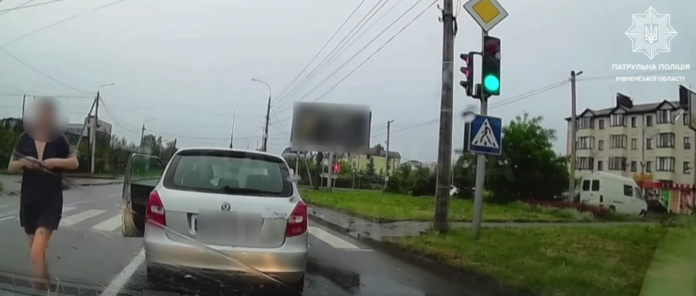 Рівненські патрульні супроводили матір із 15-денним немовлям до медзакладу Рівненські патрульні супроводили матір із 15-денним немовлям до медзакладу