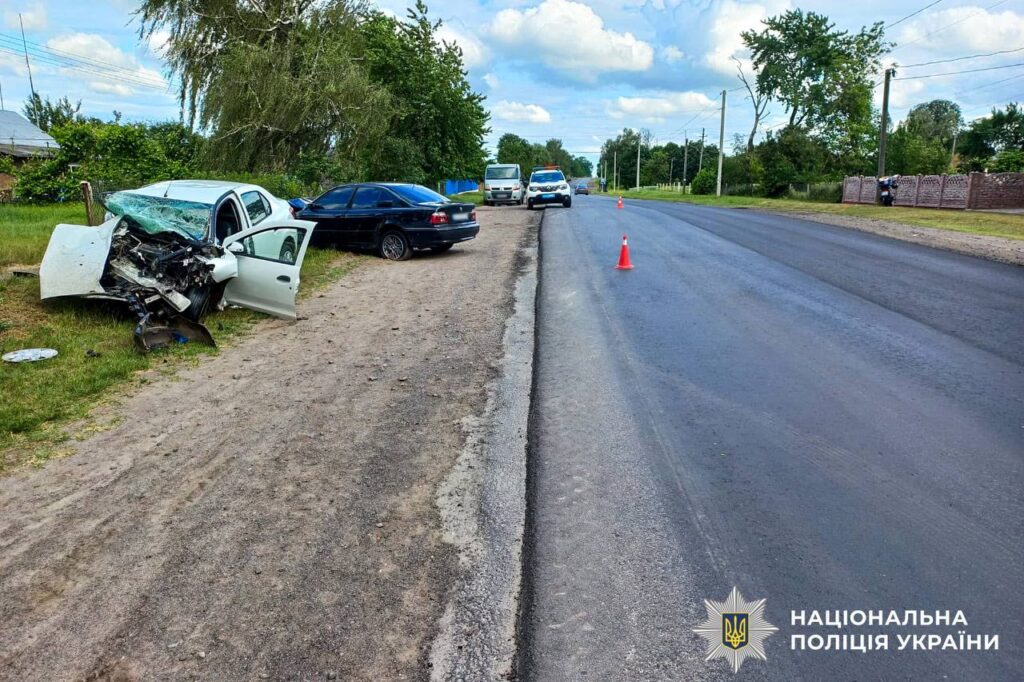 Робота медиків та поліції на місці тяжкої аварії