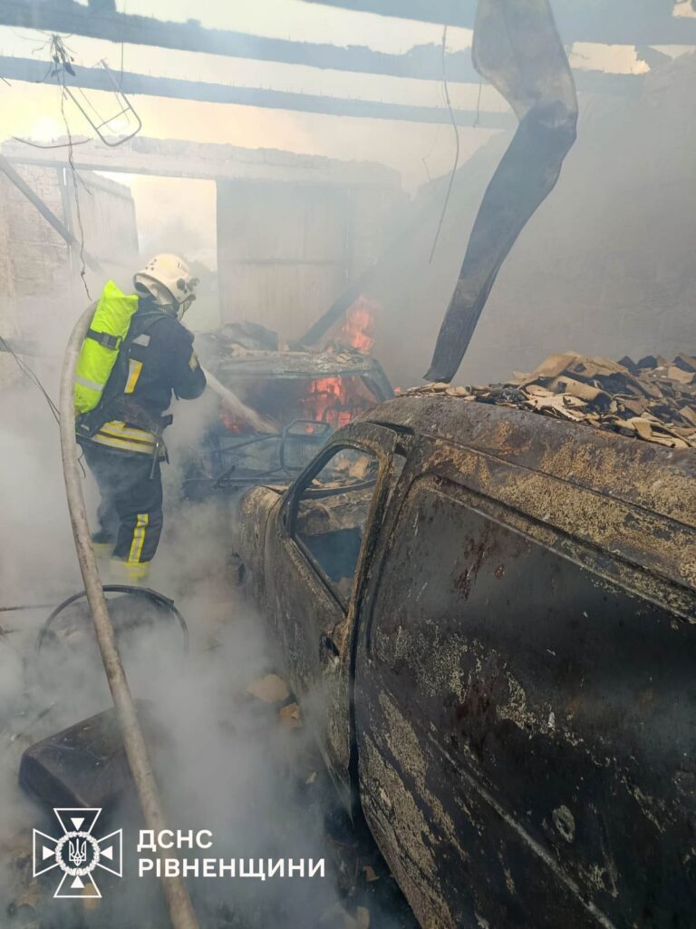Масштабна пожежа на Дубенщині: рятувальники відвоювали у вогню два житлові будинки 2 Робота вогнеборців на місці надзвичайної ситуації